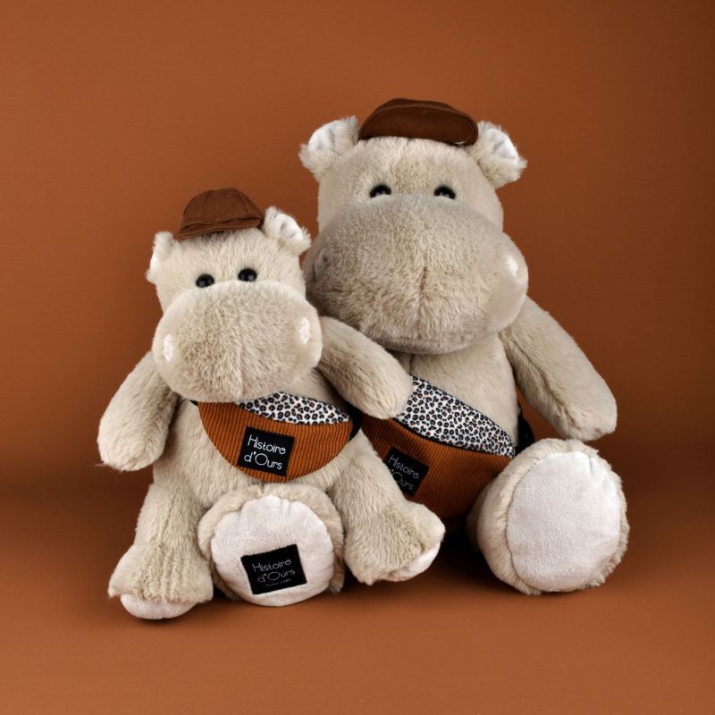 Image d'ambiance de présentation du produit Peluche Hippopotame HELLO BROOK beige (38 cm) - Histoire d'Ours